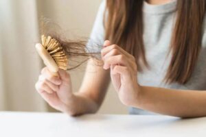 Mộng thấy tóc rụng đánh con gì