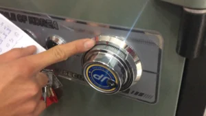 Mơ thấy mở két sắt đánh số gì
